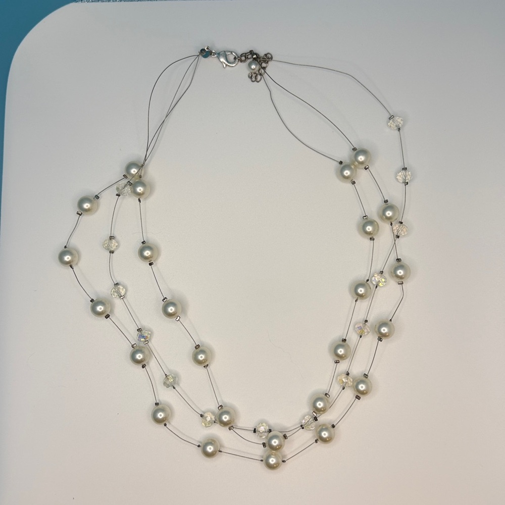 Elegant Pearl and Crystal Necklace